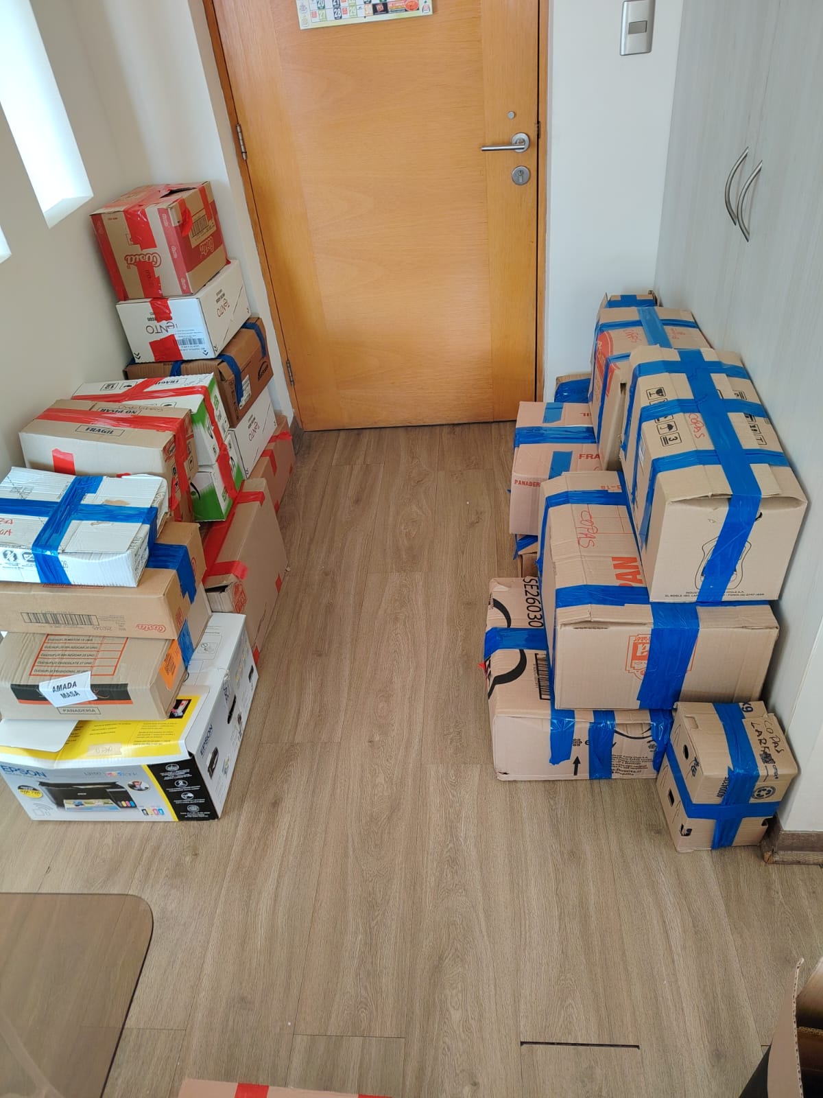 Preparación de mudanza en departamento con cajas embaladas