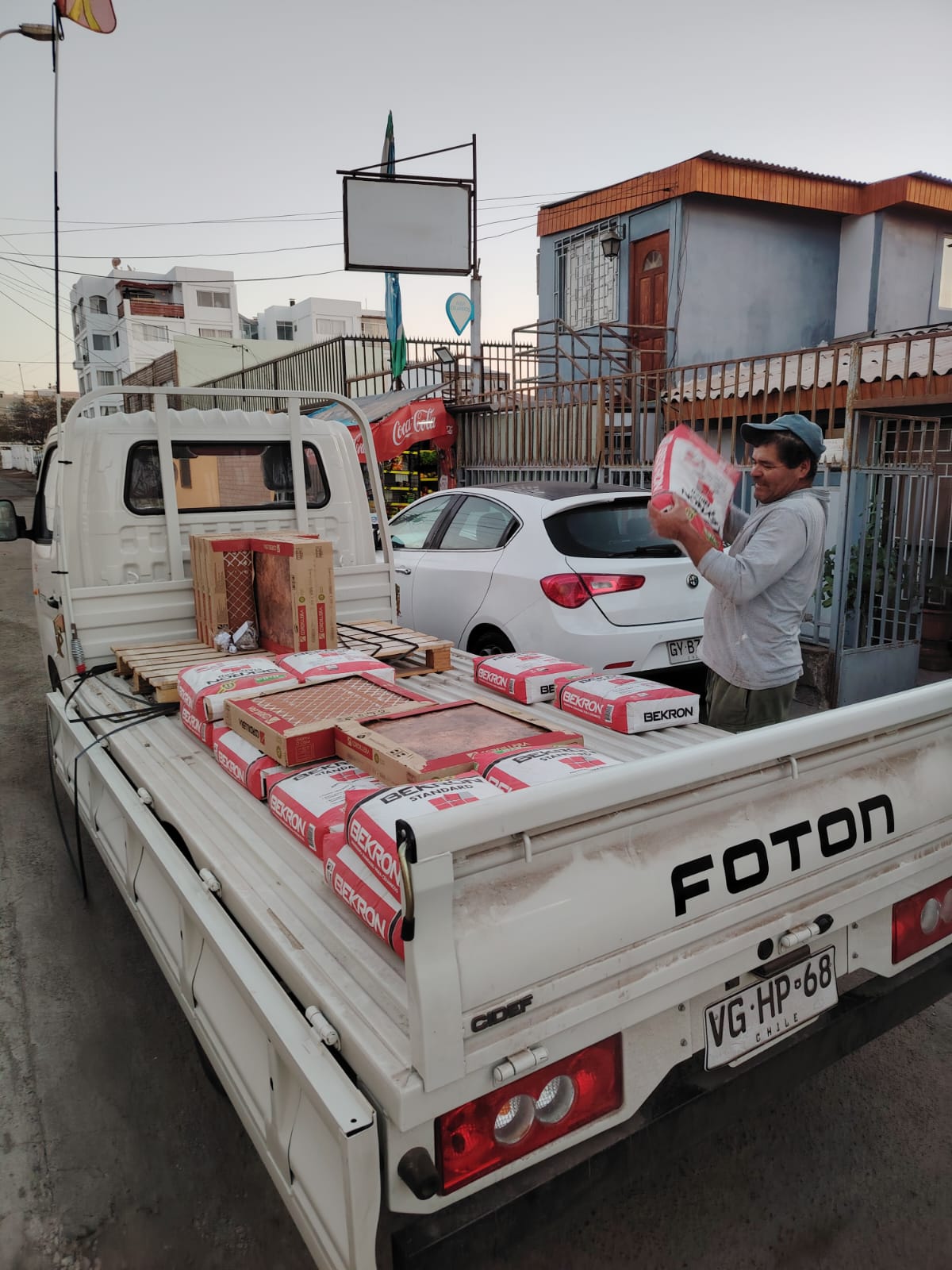 Camión cargado con cajas aseguradas en Antofagasta
